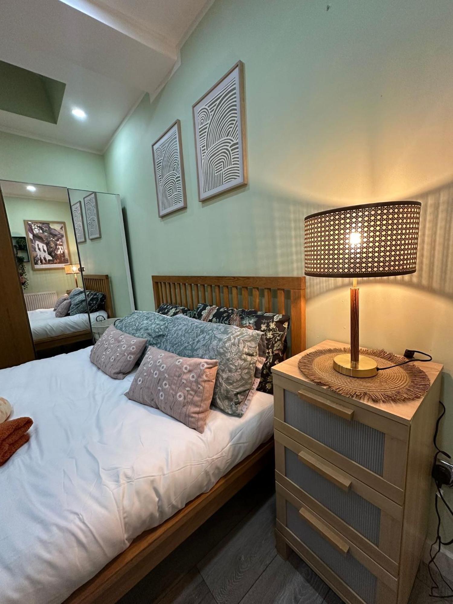 1 Bedroom With Hot Tub In Apartment *